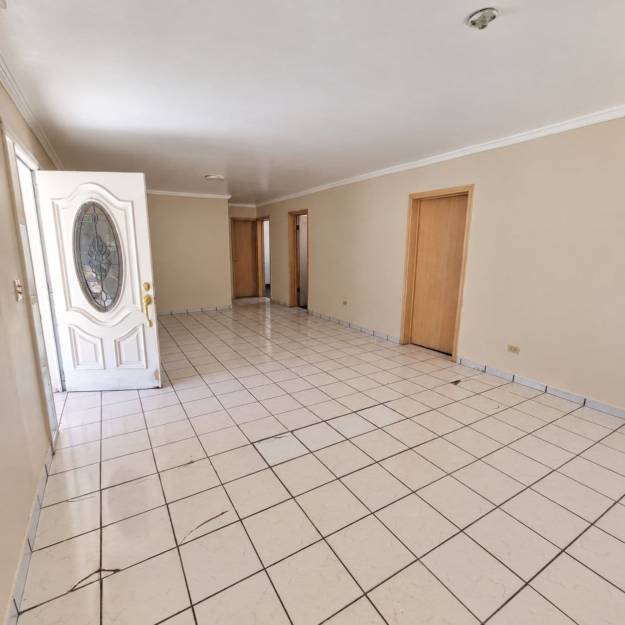 Estancia interior con puerta de acceso y distribución hacia habitaciones.